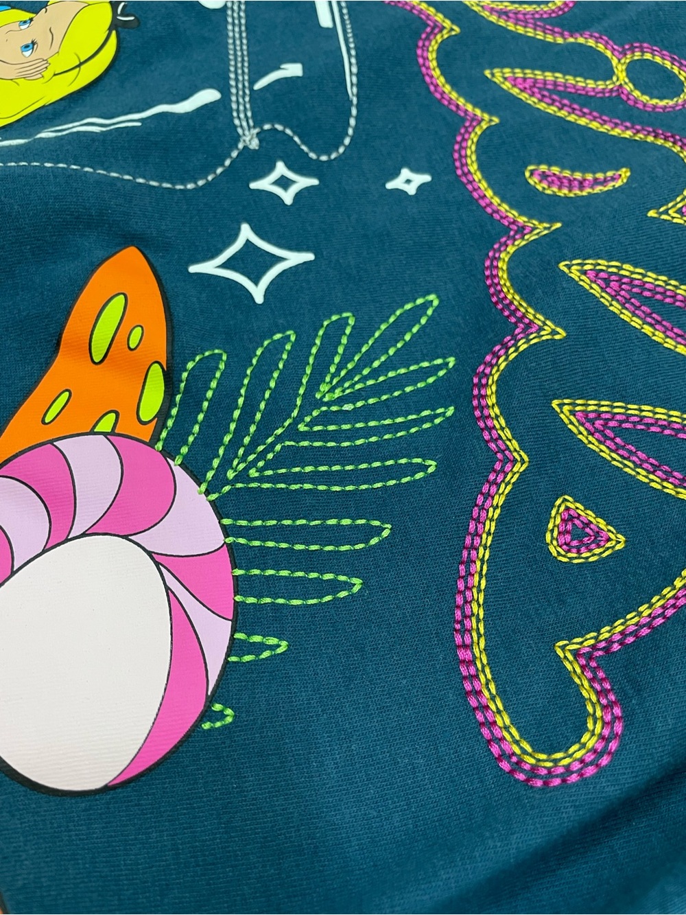 Disney Alice in Wonderland  T- Shirt Curious Women's Size XS (0-2) - Picture 5 of 9